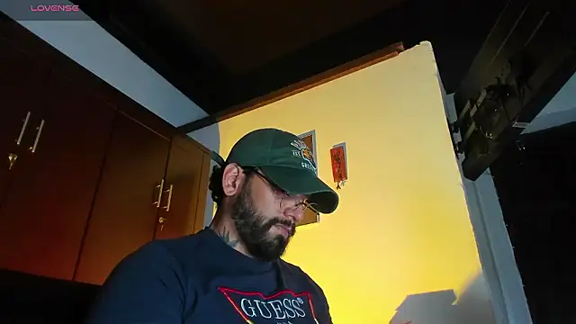 Snapshot of CamiloGray_ chatting on February 20, 2026, 3:25 pm CamiloGray online show from February 20, 2026, 3:25 pm