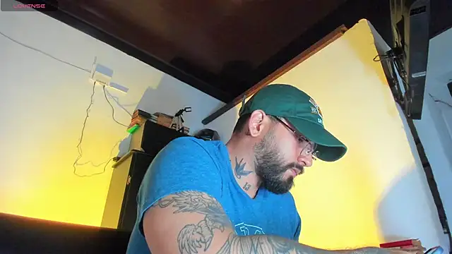 Snapshot of CamiloGray_ chatting on October 4, 2025, 1:23 pm CamiloGray online show from October 4, 2025, 1:23 pm