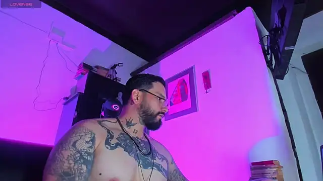 Snapshot of CamiloGray_ chatting on October 8, 2025, 1:56 pm CamiloGray online show from October 8, 2025, 1:56 pm