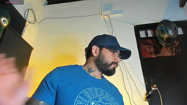 Snapshot of CamiloGray_ chatting on December 21, 2025, 1:35 pm CamiloGray online show from December 21, 2025, 1:35 pm