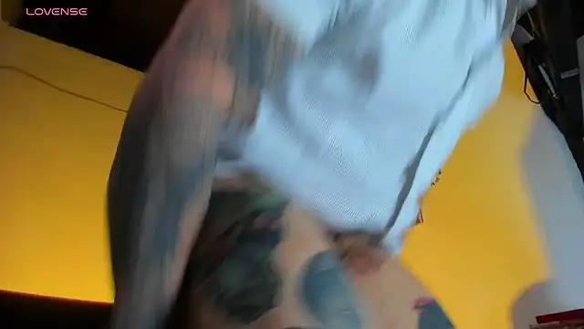 Snapshot of CamiloGray_ chatting on September 13, 2025, 12:27 pm CamiloGray online show from September 13, 2025, 12:27 pm