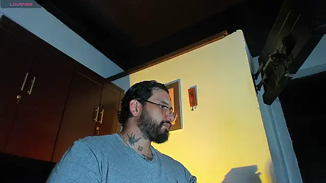 Snapshot of CamiloGray_ chatting on February 27, 2026, 2:39 pm CamiloGray online show from February 27, 2026, 2:39 pm