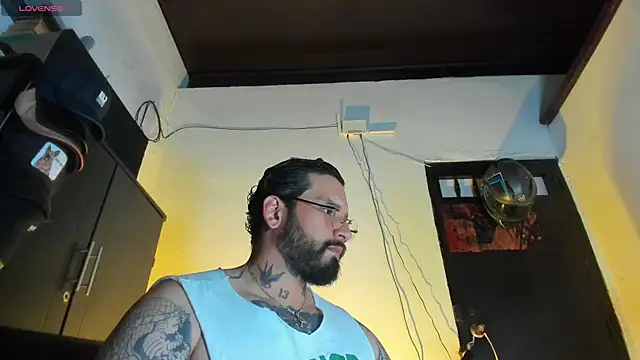 Snapshot of CamiloGray_ chatting on January 7, 2026, 2:22 pm CamiloGray online show from January 7, 2026, 2:22 pm