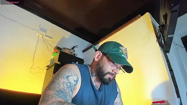 Snapshot of CamiloGray_ chatting on October 6, 2025, 2:18 pm CamiloGray online show from October 6, 2025, 2:18 pm