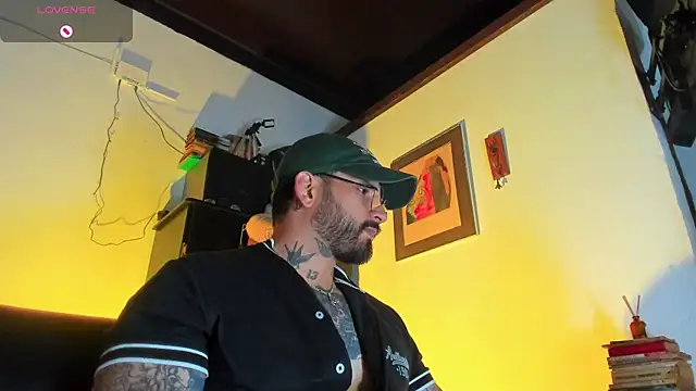 Snapshot of CamiloGray_ chatting on November 5, 2025, 1:36 pm CamiloGray online show from November 5, 2025, 1:36 pm