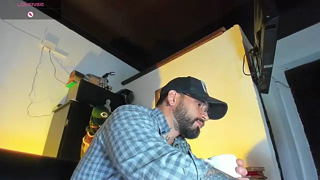 Snapshot of CamiloGray_ chatting on September 24, 2025, 2:56 pm CamiloGray online show from September 24, 2025, 2:56 pm