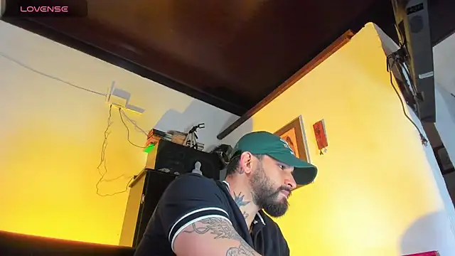 Snapshot of CamiloGray_ chatting on September 12, 2025, 1:22 pm CamiloGray online show from September 12, 2025, 1:22 pm