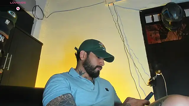 Snapshot of CamiloGray_ chatting on December 17, 2025, 2:44 pm CamiloGray online show from December 17, 2025, 2:44 pm