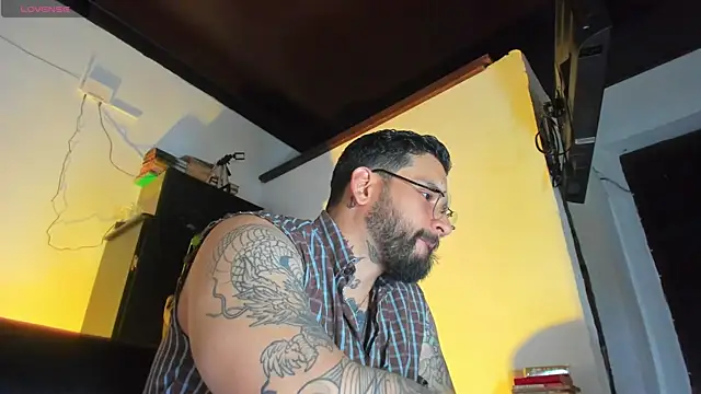 Snapshot of CamiloGray_ chatting on September 23, 2025, 1:51 pm CamiloGray online show from September 23, 2025, 1:51 pm