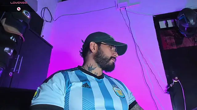 Snapshot of CamiloGray_ chatting on December 19, 2025, 2:30 pm CamiloGray online show from December 19, 2025, 2:30 pm