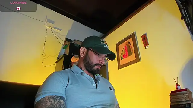 Snapshot of CamiloGray_ chatting on November 14, 2025, 1:59 pm CamiloGray online show from November 14, 2025, 1:59 pm