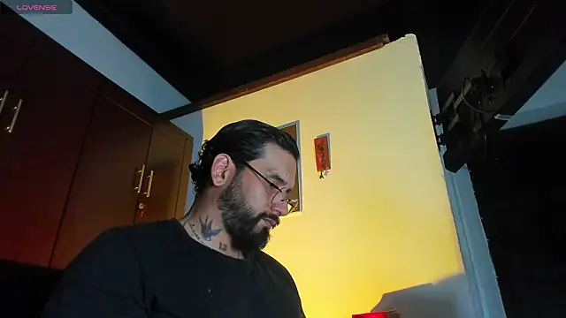 Snapshot of CamiloGray_ chatting on February 18, 2026, 2:35 pm CamiloGray online show from February 18, 2026, 2:35 pm