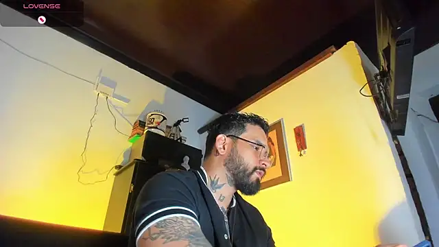 Snapshot of CamiloGray_ chatting on September 29, 2025, 2:55 pm CamiloGray online show from September 29, 2025, 2:55 pm