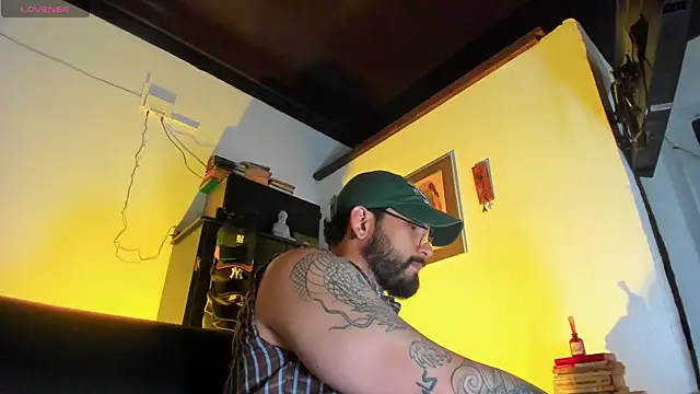 Snapshot of CamiloGray_ chatting on December 15, 2025, 2:56 pm CamiloGray online show from December 15, 2025, 2:56 pm