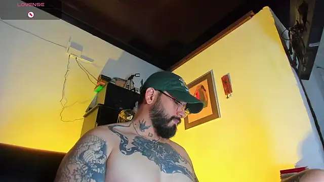 Snapshot of CamiloGray_ chatting on October 23, 2025, 2:05 pm CamiloGray online show from October 23, 2025, 2:05 pm