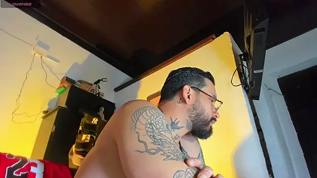 Snapshot of CamiloGray_ chatting on October 5, 2025, 1:57 pm CamiloGray online show from October 5, 2025, 1:57 pm