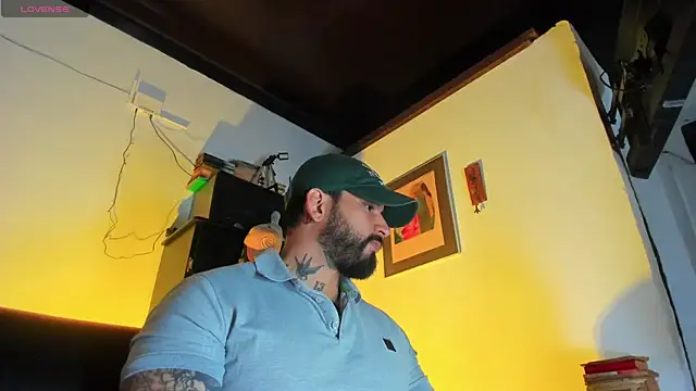 Snapshot of CamiloGray_ chatting on October 31, 2025, 2:02 pm CamiloGray online show from October 31, 2025, 2:02 pm