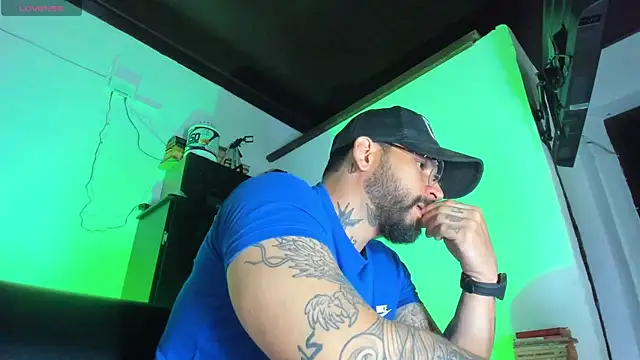 Snapshot of CamiloGray_ chatting on September 28, 2025, 1:07 pm CamiloGray online show from September 28, 2025, 1:07 pm