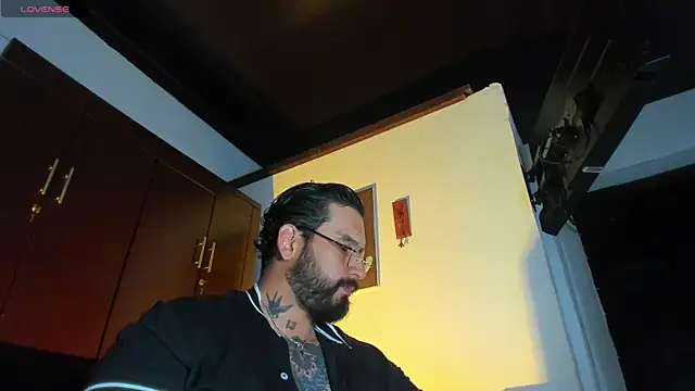 Snapshot of CamiloGray_ chatting on January 10, 2026, 12:44 pm CamiloGray online show from January 10, 2026, 12:44 pm