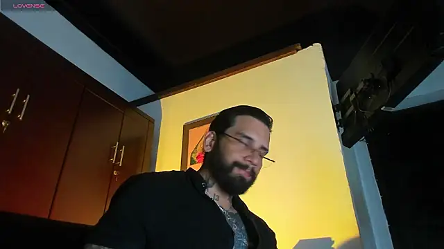 Snapshot of CamiloGray_ chatting on February 3, 2026, 2:11 pm CamiloGray online show from February 3, 2026, 2:11 pm