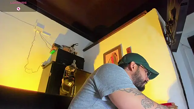 Snapshot of CamiloGray_ chatting on October 28, 2025, 2:16 pm CamiloGray online show from October 28, 2025, 2:16 pm