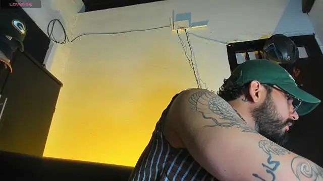 Snapshot of CamiloGray_ chatting on December 18, 2025, 2:10 pm CamiloGray online show from December 18, 2025, 2:10 pm