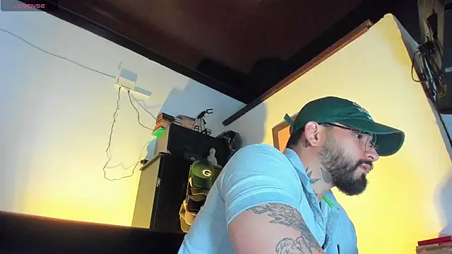 Snapshot of CamiloGray_ chatting on October 3, 2025, 2:07 pm CamiloGray online show from October 3, 2025, 2:07 pm