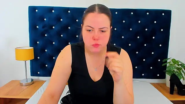 Snapshot of EvaLick chatting on February 19, 2026, 7:27 am EvaLick online show from February 19, 2026, 7:27 am