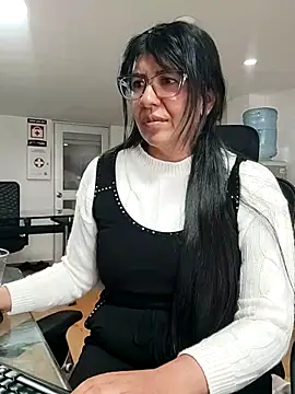 aisha latina online show from March 10, 2026, 3:27 pm