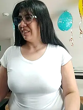 aisha latina online show from June 2, 2026, 2:39 pm