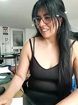 aisha latina online show from November 26, 2025, 2:39 pm