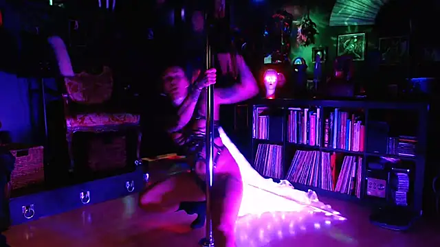 Snapshot of gothstripper chatting on October 3, 2025, 11:06 pm gothstripper online show from October 3, 2025, 11:06 pm