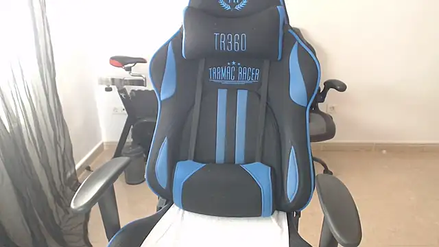 LARACRUZ30 online show from April 5, 2026, 6:42 am