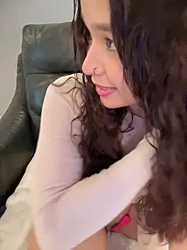 Snapshot of bella_parisi chatting on February 20, 2025, 11:31 am bella parisi online show from February 20, 2025, 11:31 am