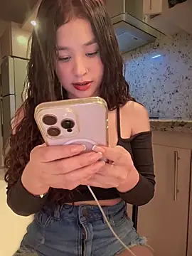 Snapshot of bella_parisi chatting on February 22, 2025, 8:07 am bella parisi online show from February 22, 2025, 8:07 am