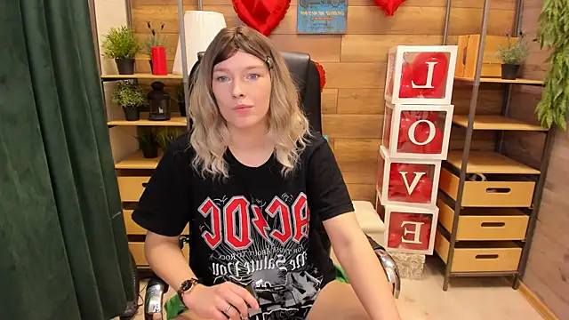 Snapshot of _fiona_Love chatting on February 17, 2025, 8:38 pm  fiona Love online show from February 17, 2025, 8:38 pm