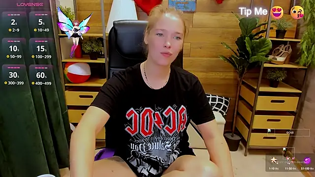 Snapshot of _fiona_Love chatting on October 3, 2025, 8:43 pm  fiona Love online show from October 3, 2025, 8:43 pm