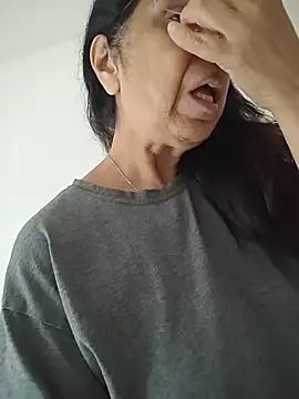 Susannemilf online show from November 24, 2025, 6:52 pm