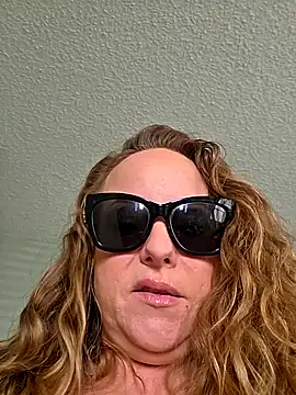 Snapshot of julimonroe chatting on February 4, 2026, 3:40 pm julimonroe online show from February 4, 2026, 3:40 pm