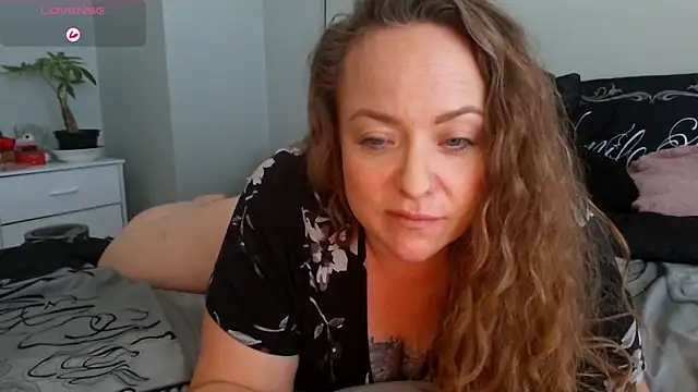 Snapshot of julimonroe chatting on February 17, 2026, 7:00 pm julimonroe online show from February 17, 2026, 7:00 pm