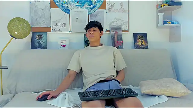 Snapshot of logan_thomas chatting on February 22, 2026, 1:35 pm logan thomas online show from February 22, 2026, 1:35 pm