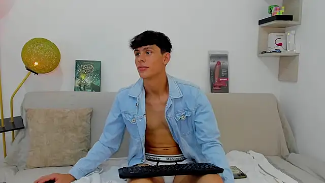 Snapshot of logan_thomas chatting on October 26, 2025, 2:17 pm logan thomas online show from October 26, 2025, 2:17 pm