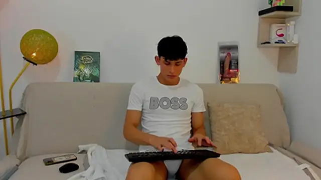 Snapshot of logan_thomas chatting on October 28, 2025, 2:05 pm logan thomas online show from October 28, 2025, 2:05 pm