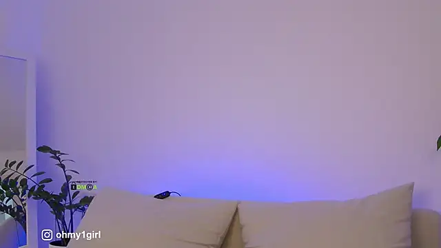 Fallinlove1 online show from December 3, 2025, 1:10 pm