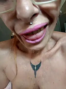 Snapshot of FrozenWaffle chatting on December 3, 2025, 2:38 pm FrozenWaffle online show from December 3, 2025, 2:38 pm