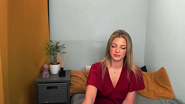 Snapshot of LilyBlondee chatting on February 1, 2025, 11:53 am LilyBlondee online show from February 1, 2025, 11:53 am