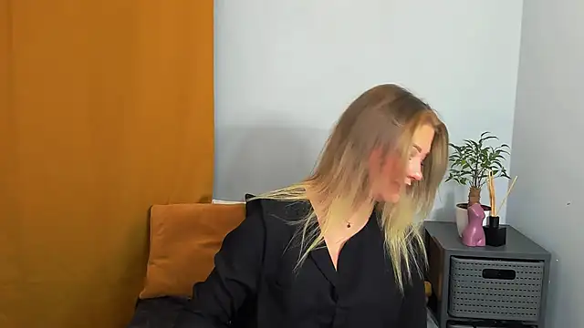 Snapshot of LilyBlondee chatting on March 22, 2025, 8:37 pm LilyBlondee online show from March 22, 2025, 8:37 pm