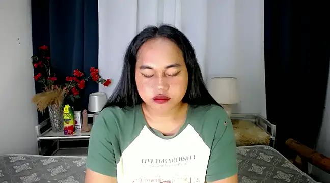 Snapshot of bettina_love chatting on December 3, 2024, 11:29 am bettina love online show from December 3, 2024, 11:29 am