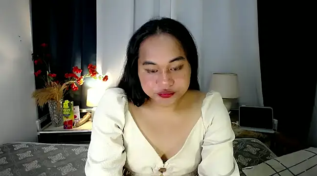 Snapshot of bettina_love chatting on December 9, 2024, 2:17 pm bettina love online show from December 9, 2024, 2:17 pm