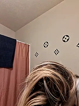 bootiebby online show from October 29, 2025, 2:27 pm